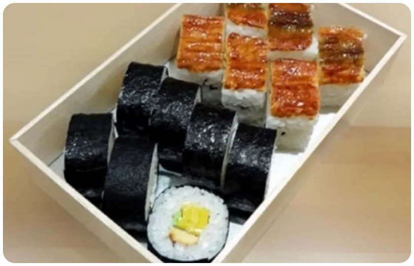 穴子箱寿司と新香巻のセット