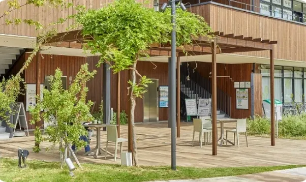 緑に囲まれた空間でのびのび働ける