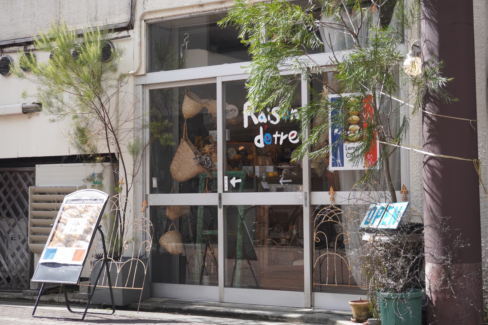 本店は姫路城のお膝元。 テイクアウト専門でゆるりと営業しています。
