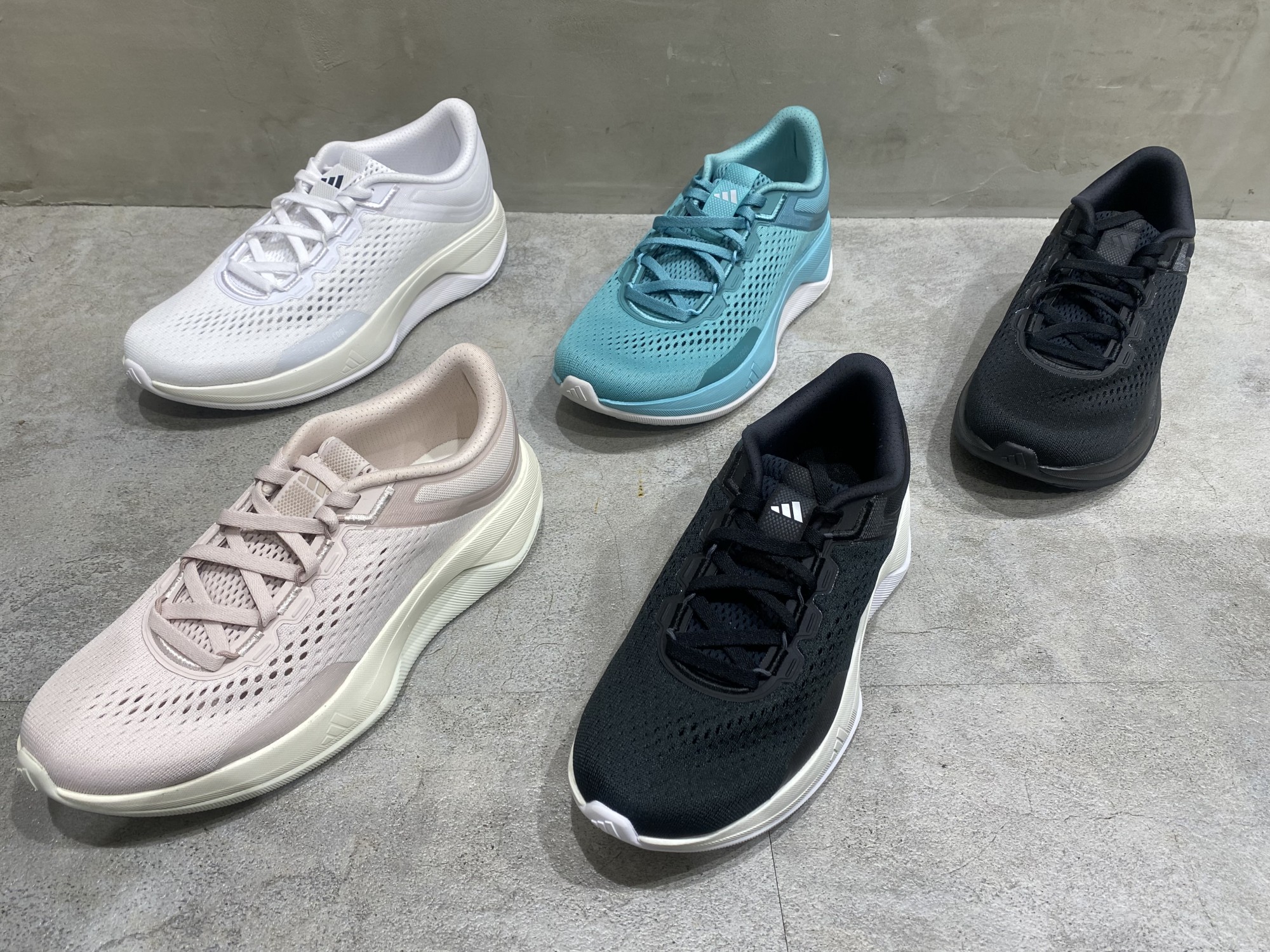 汎用性と透湿性に優れたADIDASシューズ